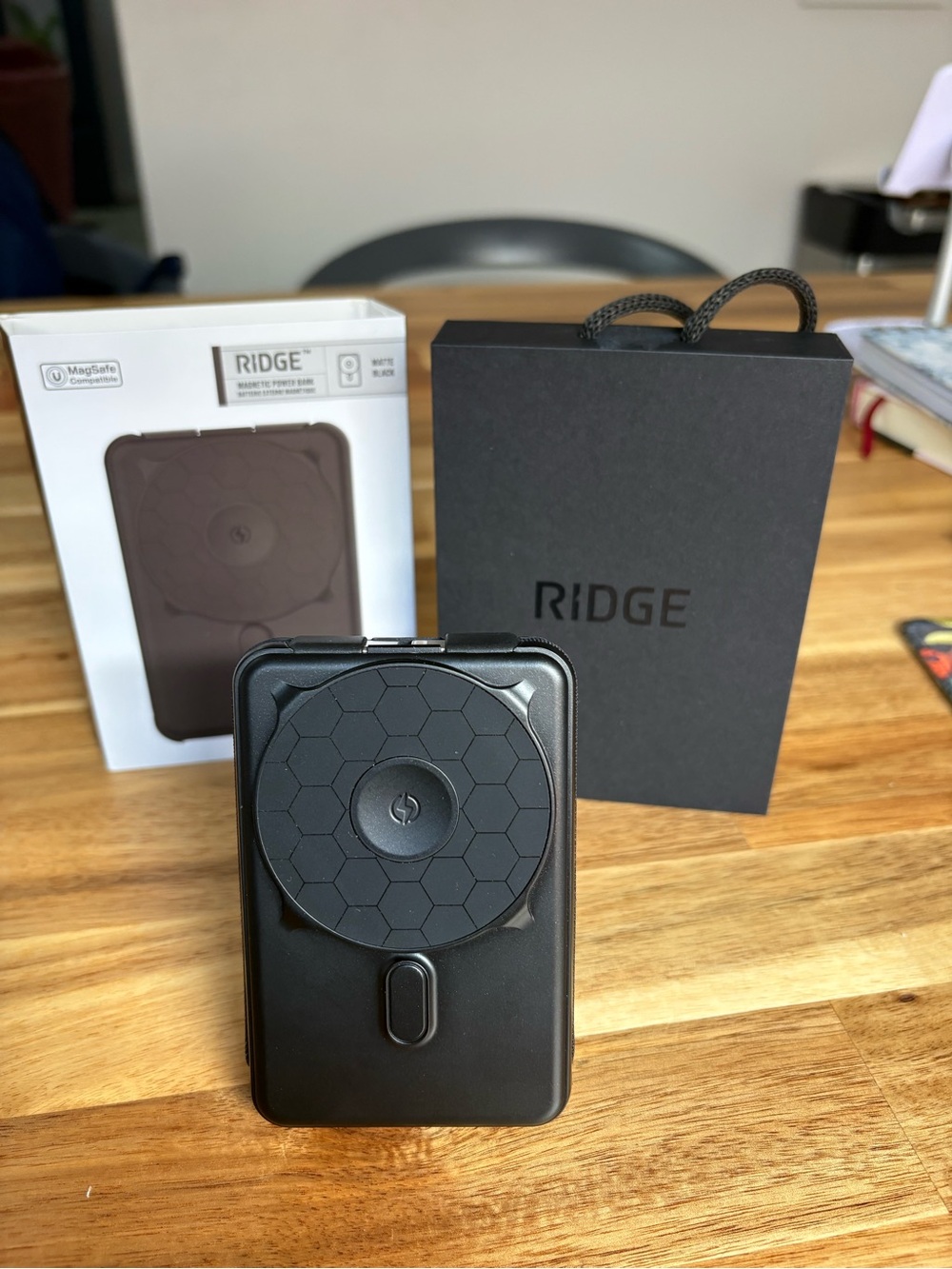 MagSafe-Compatible Black Wireless Power Bank
